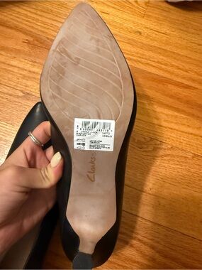 Clarks Women's Black Pointed Toe Leather Pump